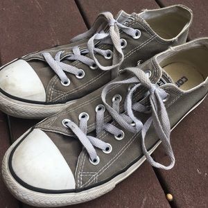 Grey Low top converse